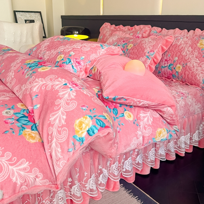 91家纺网 家纺一手货源 找家纺 首选家纺 2025新款直播热款双层蕾丝花边牛奶绒印花床盖四件套床盖单件三件套 魅力花园