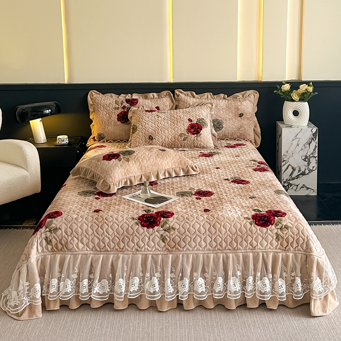 91家纺网 家纺一手货源 找家纺 首选家纺 2025新款直播热款双层蕾丝花边牛奶绒印花床盖四件套床盖单件三件套 瑞丽