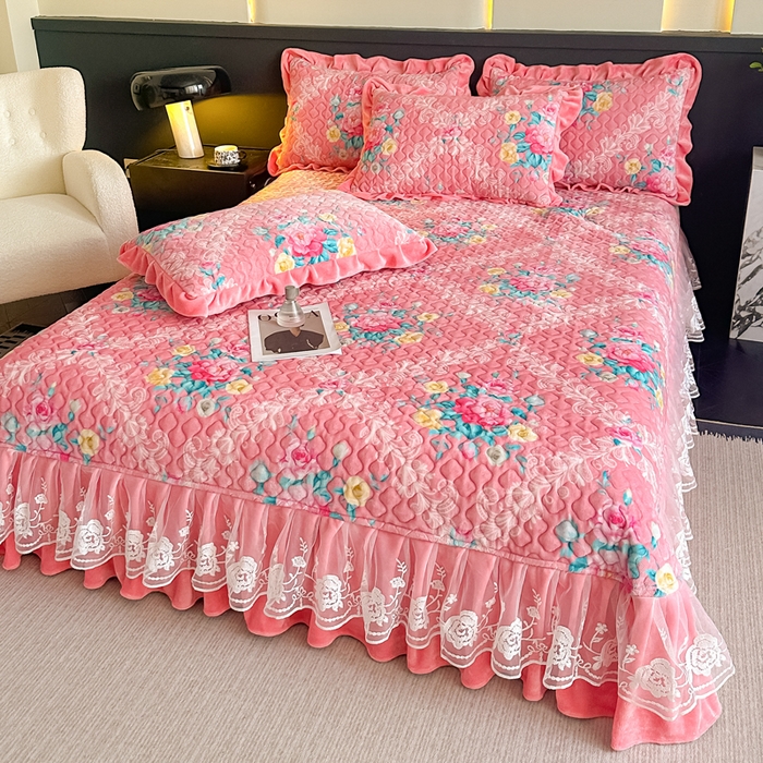 91家纺网 家纺一手货源 找家纺 首选家纺 2025新款直播热款双层蕾丝花边牛奶绒印花床盖四件套床盖单件三件套 魅力花园