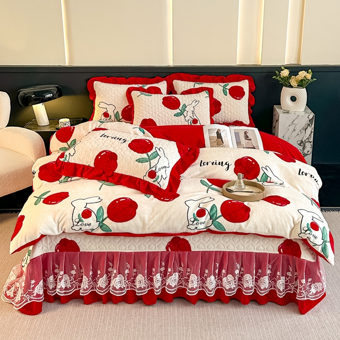 91家纺网 家纺一手货源 找家纺 首选家纺 2025新款直播热款双层蕾丝花边牛奶绒印花床盖四件套床盖单件三件套 郁兔红