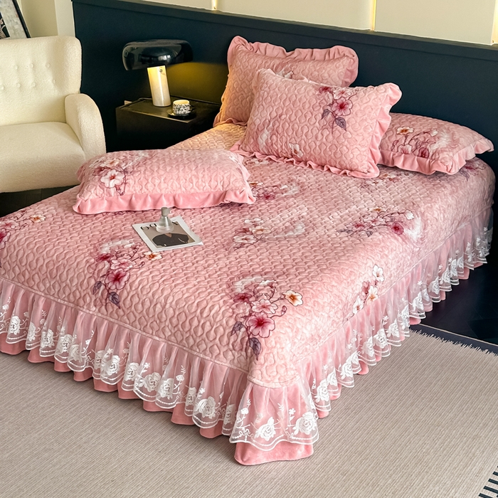 91家纺网 家纺一手货源 找家纺 首选家纺 2025新款直播热款双层蕾丝花边牛奶绒印花床盖四件套床盖单件三件套 花香如梦