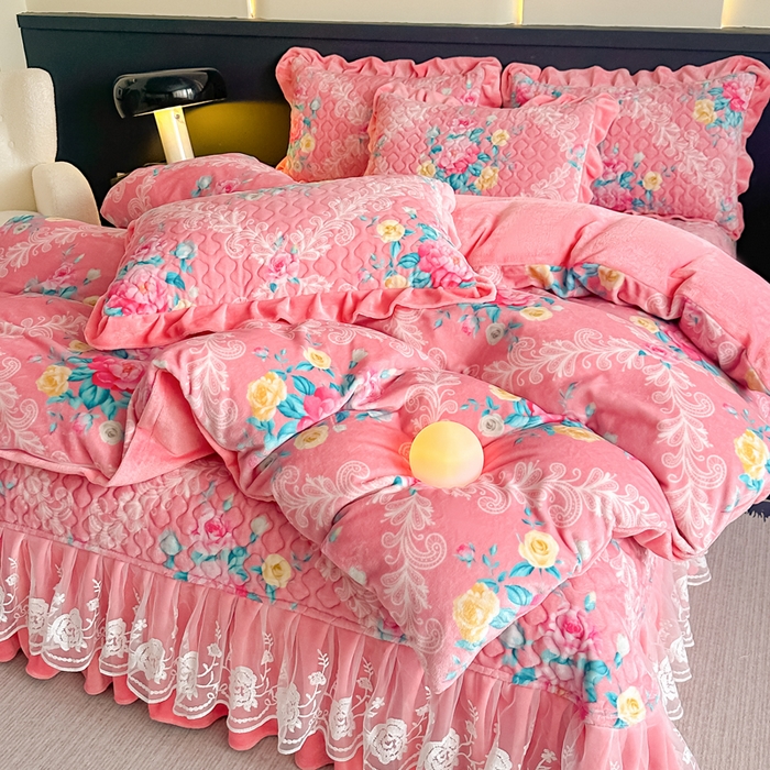 91家纺网 家纺一手货源 找家纺 （总）首选家纺 2025新款直播热款双层蕾丝花边牛奶绒印花床盖四件套床盖单件三件套