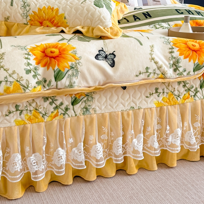 91家纺网 家纺一手货源 找家纺 首选家纺 2025新款直播热款双层蕾丝花边牛奶绒印花床盖四件套床盖单件三件套 向日葵