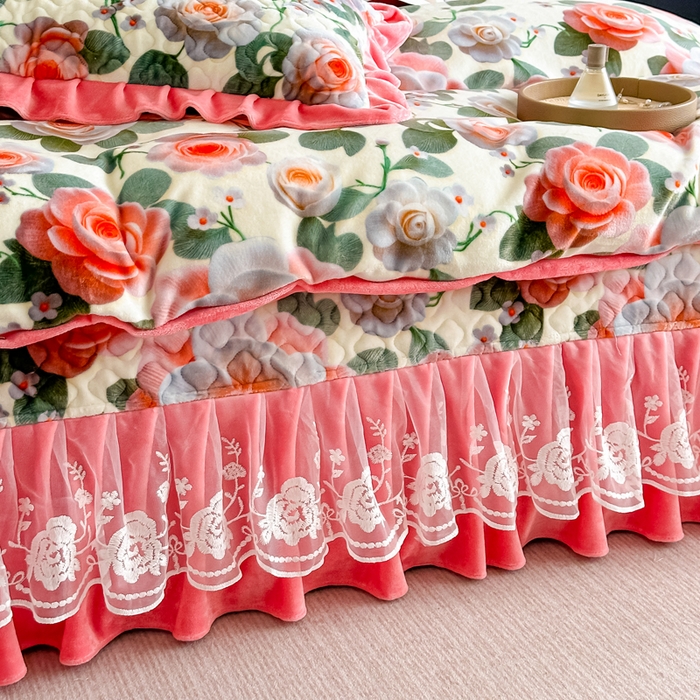 91家纺网 家纺一手货源 找家纺 首选家纺 2025新款直播热款双层蕾丝花边牛奶绒印花床盖四件套床盖单件三件套 花语梦