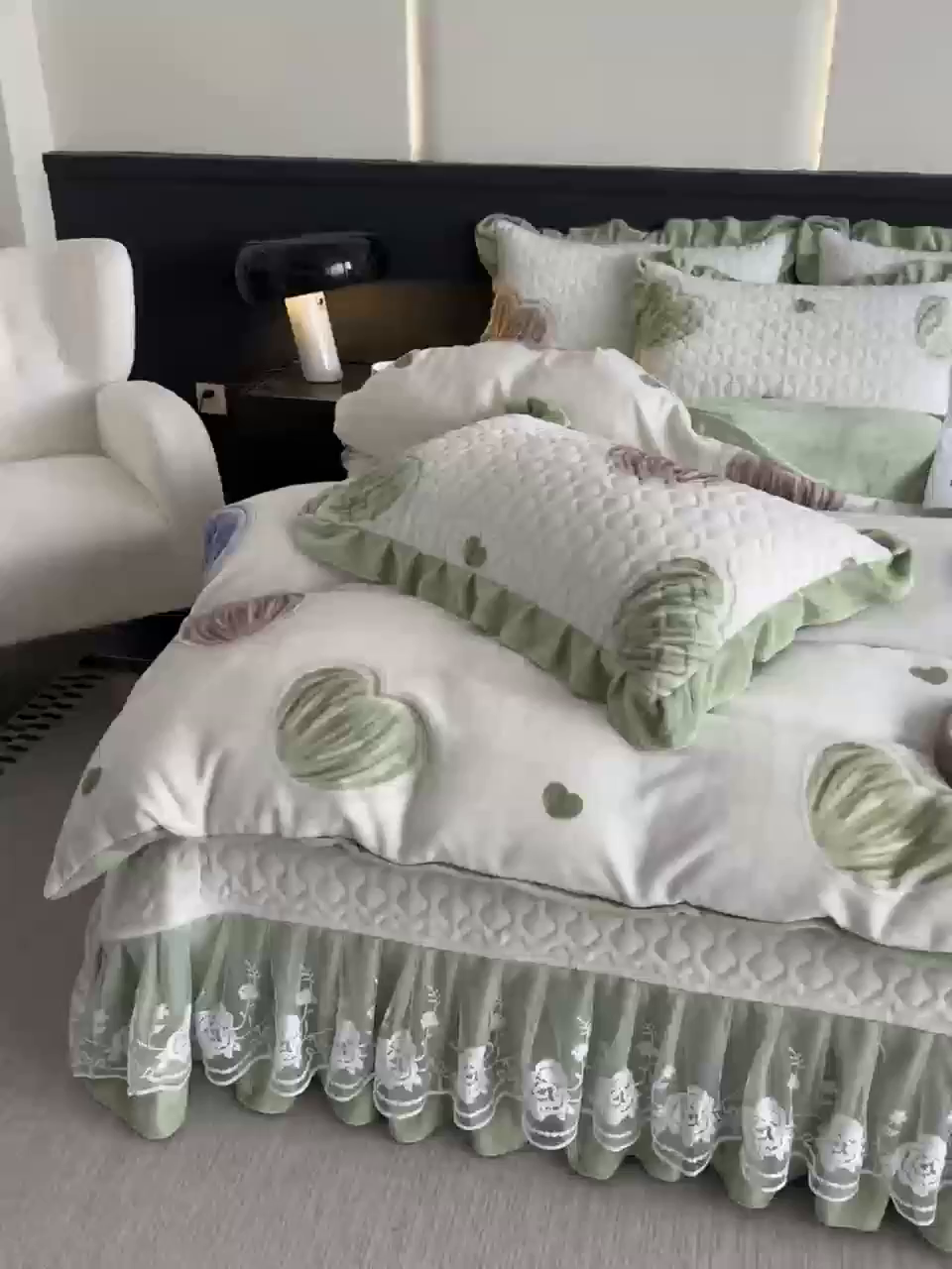 91家纺网 家纺一手货源 找家纺 首选家纺 2025新款直播热款双层蕾丝花边牛奶绒印花床盖四件套床盖单件三件套 心动-绿