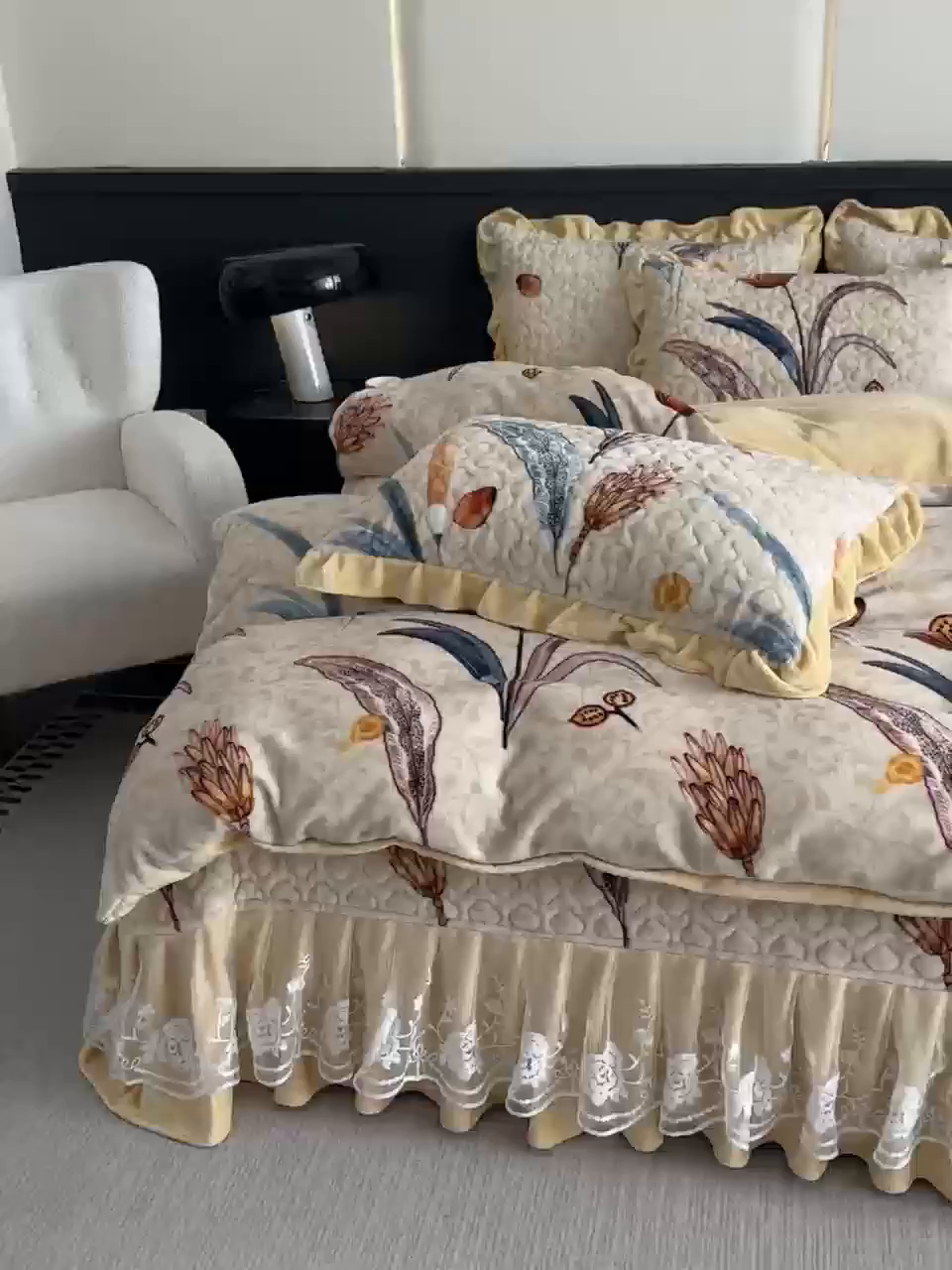 91家纺网 家纺一手货源 找家纺 首选家纺 2025新款直播热款双层蕾丝花边牛奶绒印花床盖四件套床盖单件三件套 大麦乐田