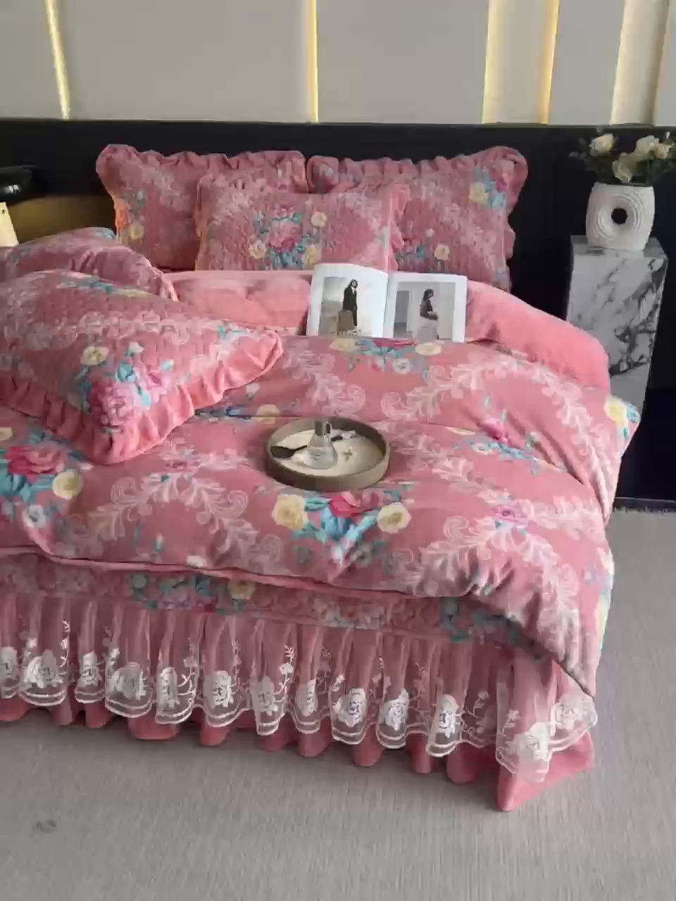 91家纺网 家纺一手货源 找家纺 首选家纺 2025新款直播热款双层蕾丝花边牛奶绒印花床盖四件套床盖单件三件套 魅力花园