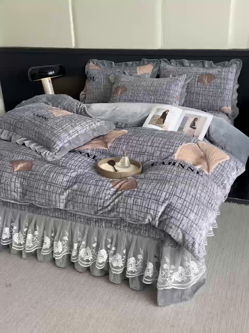 91家纺网 家纺一手货源 找家纺 首选家纺 2025新款直播热款双层蕾丝花边牛奶绒印花床盖四件套床盖单件三件套 梦想起航