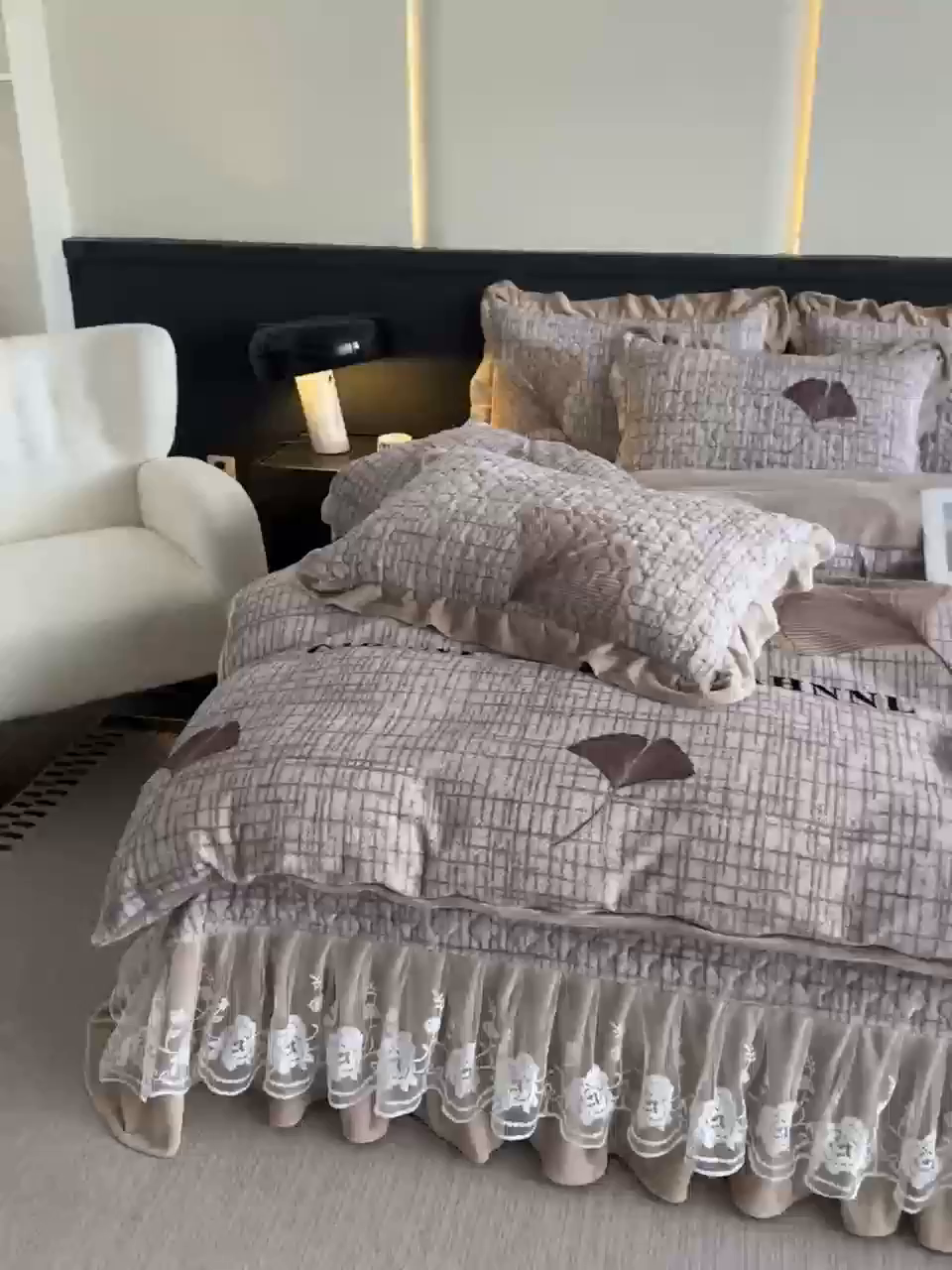 91家纺网 家纺一手货源 找家纺 首选家纺 2025新款直播热款双层蕾丝花边牛奶绒印花床盖四件套床盖单件三件套 梦想起航-咖