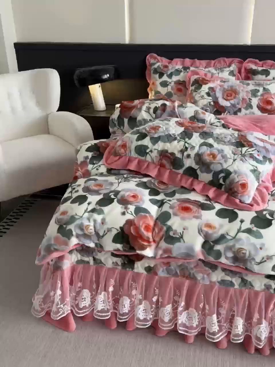91家纺网 家纺一手货源 找家纺 首选家纺 2025新款直播热款双层蕾丝花边牛奶绒印花床盖四件套床盖单件三件套 花语梦