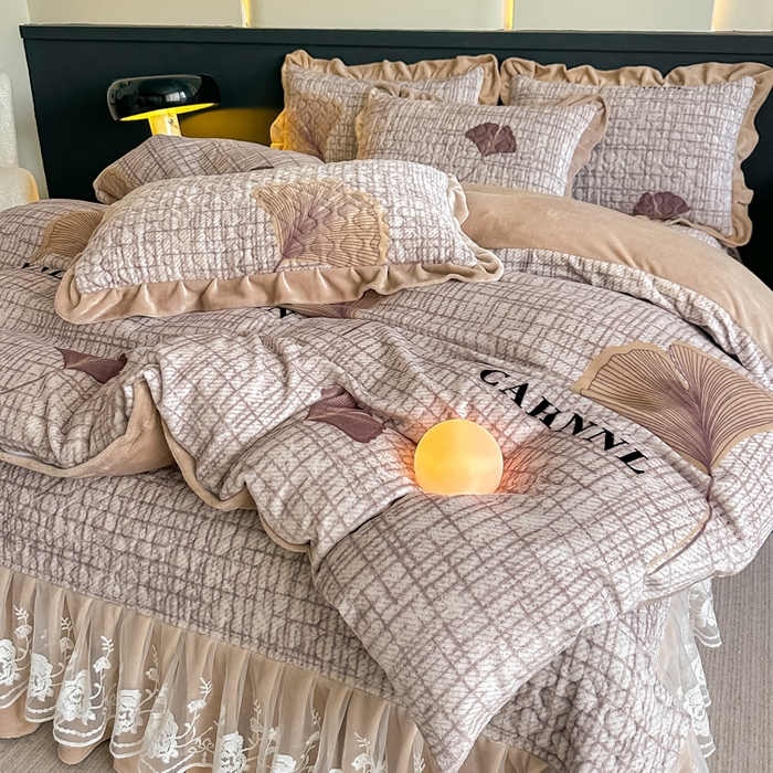 91家纺网 家纺一手货源 找家纺 （总）首选家纺 2025新款直播热款双层蕾丝花边牛奶绒印花床盖四件套床盖单件三件套