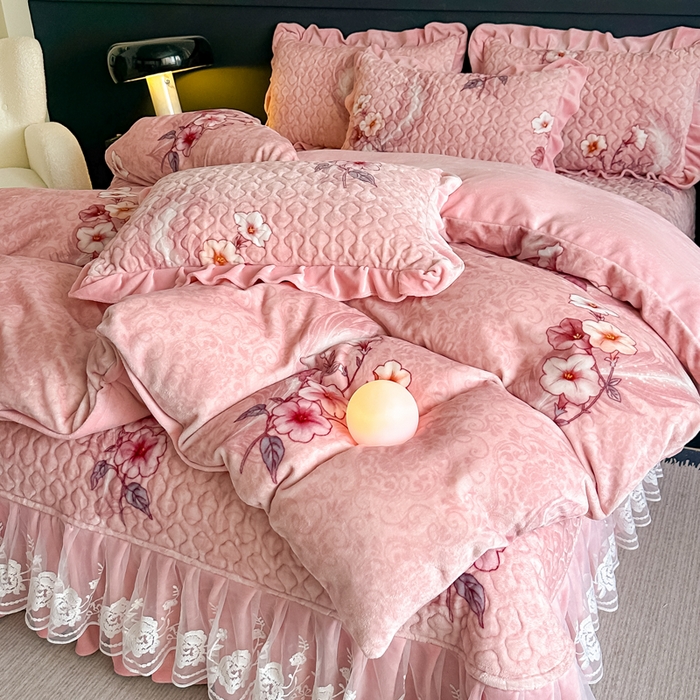 首选家纺 2025新款直播热款双层蕾丝花边牛奶绒印花床盖四件套床盖单件三件套 花香如梦