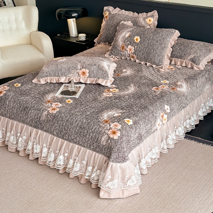 91家纺网 家纺一手货源 找家纺 首选家纺 2025新款直播热款双层蕾丝花边牛奶绒印花床盖四件套床盖单件三件套 诗情画意