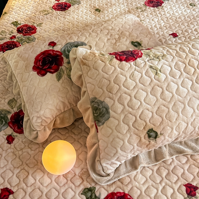 91家纺网 家纺一手货源 找家纺 首选家纺 2025新款直播热款双层蕾丝花边牛奶绒印花床盖四件套床盖单件三件套 瑞丽