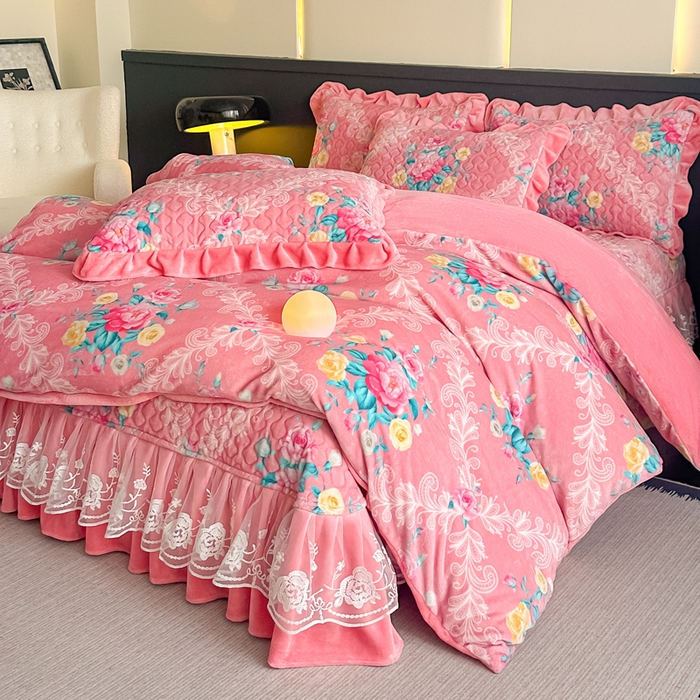 91家纺网 家纺一手货源 找家纺 首选家纺 2025新款直播热款双层蕾丝花边牛奶绒印花床盖四件套床盖单件三件套 魅力花园