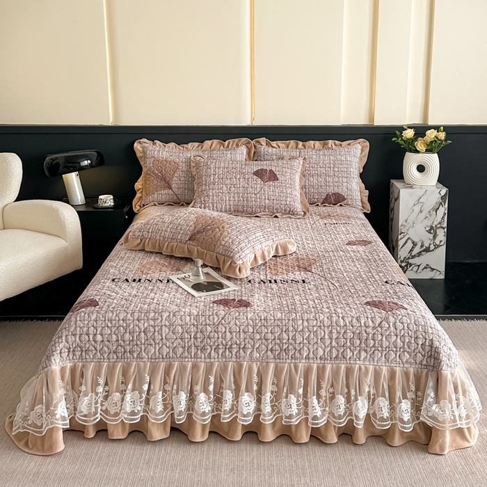 91家纺网 家纺一手货源 找家纺 首选家纺 2025新款直播热款双层蕾丝花边牛奶绒印花床盖四件套床盖单件三件套 梦想起航-咖