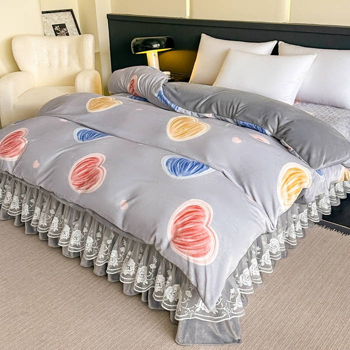 91家纺网 家纺一手货源 找家纺 首选家纺 2025新款直播热款双层蕾丝花边牛奶绒印花床盖四件套床盖单件三件套 心动-灰