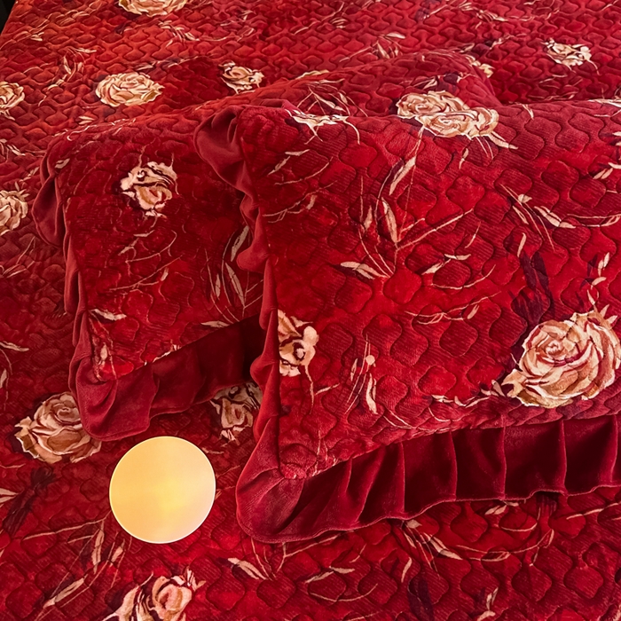 91家纺网 家纺一手货源 找家纺 首选家纺 2025新款直播热款双层蕾丝花边牛奶绒印花床盖四件套床盖单件三件套 盛夏