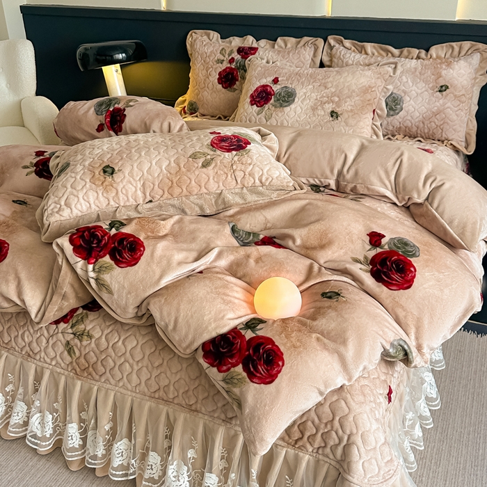 首选家纺 2025新款直播热款双层蕾丝花边牛奶绒印花床盖四件套床盖单件三件套 瑞丽