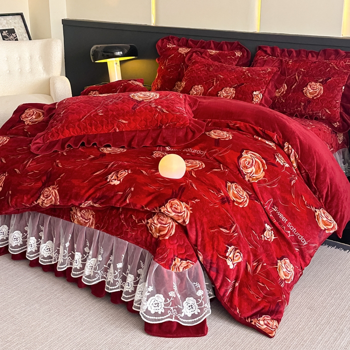 91家纺网 家纺一手货源 找家纺 首选家纺 2025新款直播热款双层蕾丝花边牛奶绒印花床盖四件套床盖单件三件套 盛夏