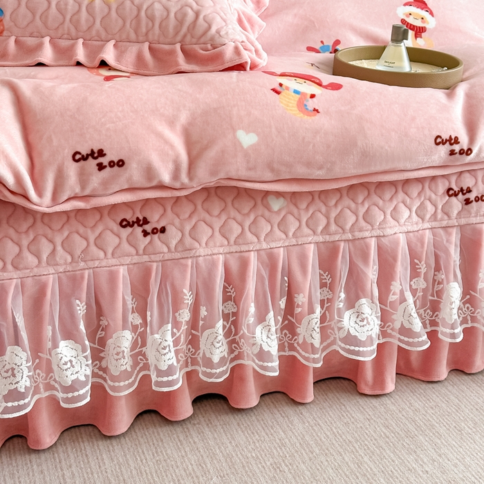 91家纺网 家纺一手货源 找家纺 首选家纺 2025新款直播热款双层蕾丝花边牛奶绒印花床盖四件套床盖单件三件套 动漫乐园