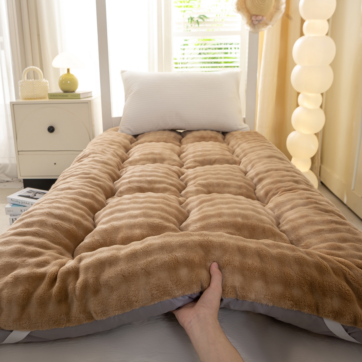 91家纺网 家纺一手货源 找家纺 枋梢家纺 2025新款高克重牛奶兔毛绒学生床垫 摩卡