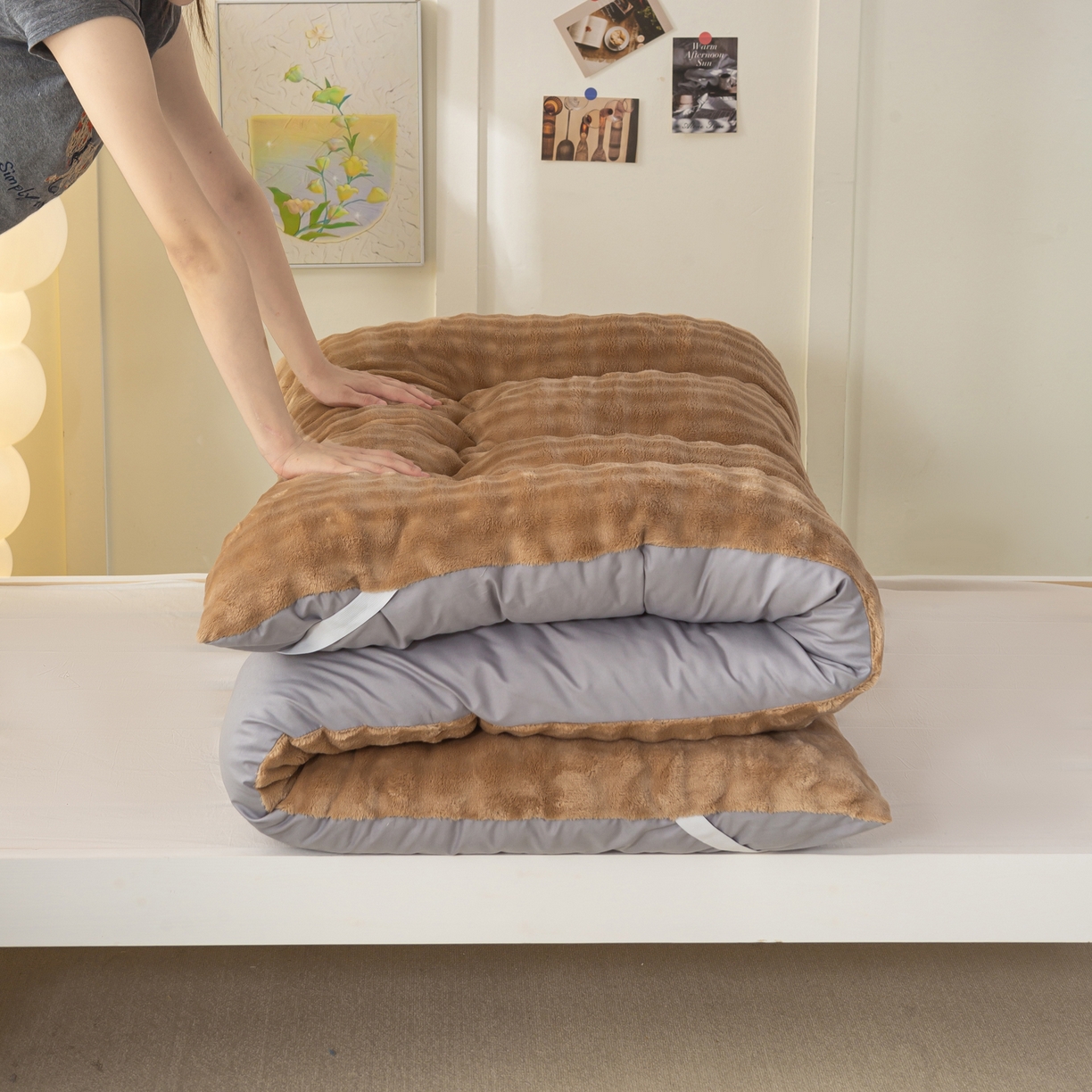 91家纺网 家纺一手货源 找家纺 枋梢家纺 2025新款高克重牛奶兔毛绒学生床垫 摩卡