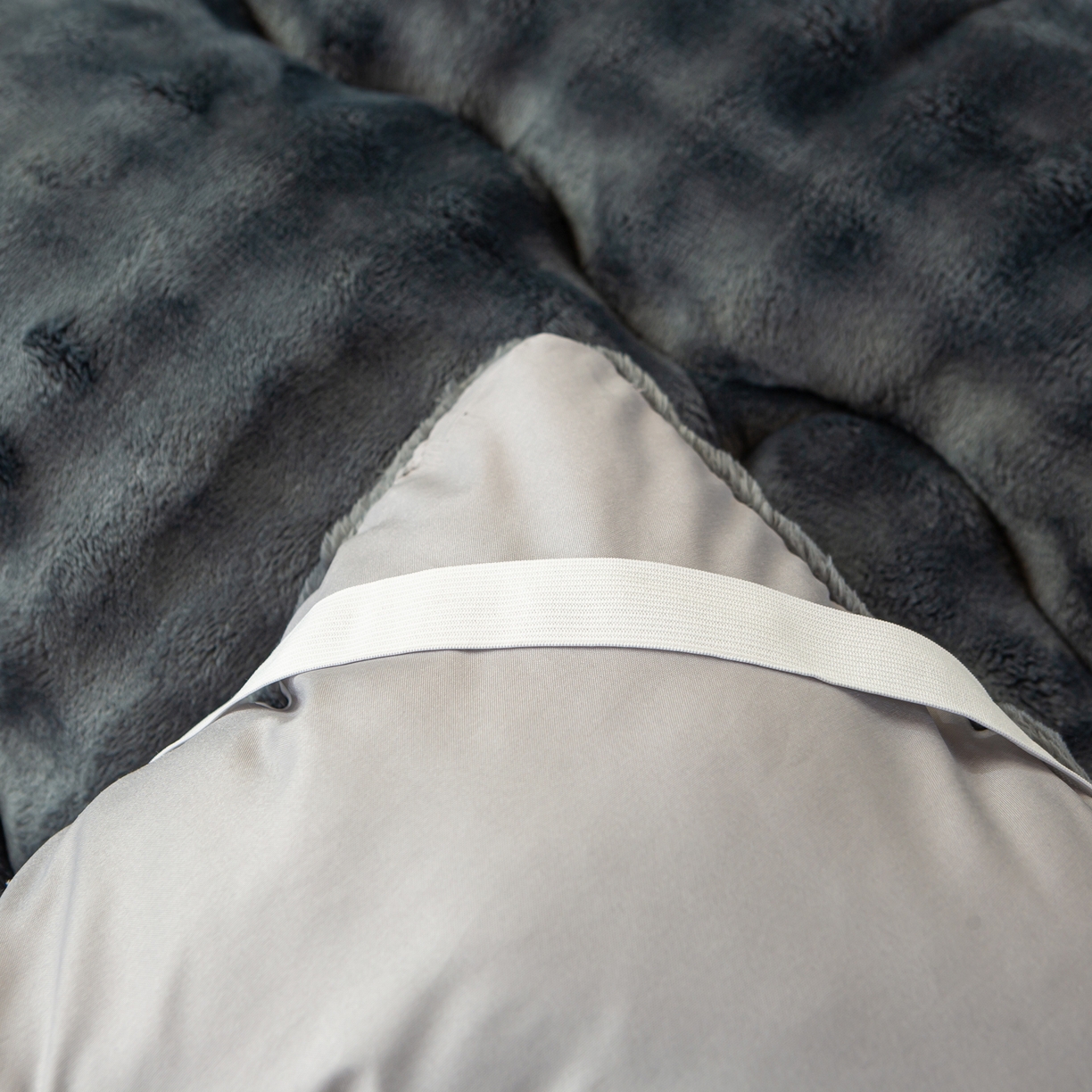 91家纺网 家纺一手货源 找家纺 枋梢家纺 2025新款高克重牛奶兔毛绒学生床垫 墨灰