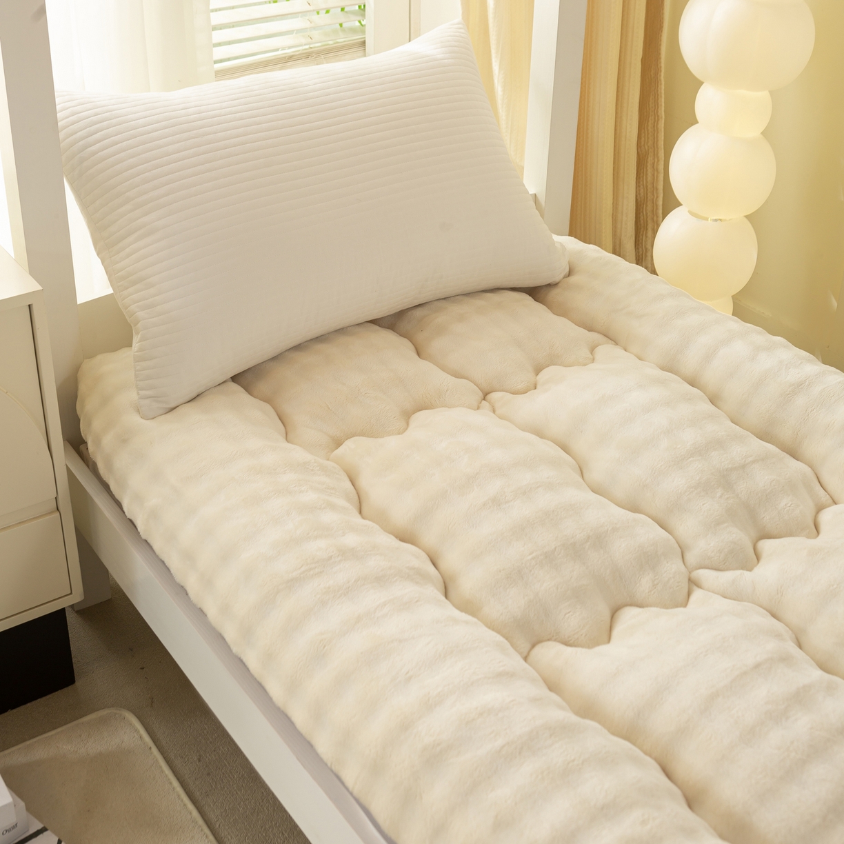 91家纺网 家纺一手货源 找家纺 枋梢家纺 2025新款高克重牛奶兔毛绒学生床垫 奶白