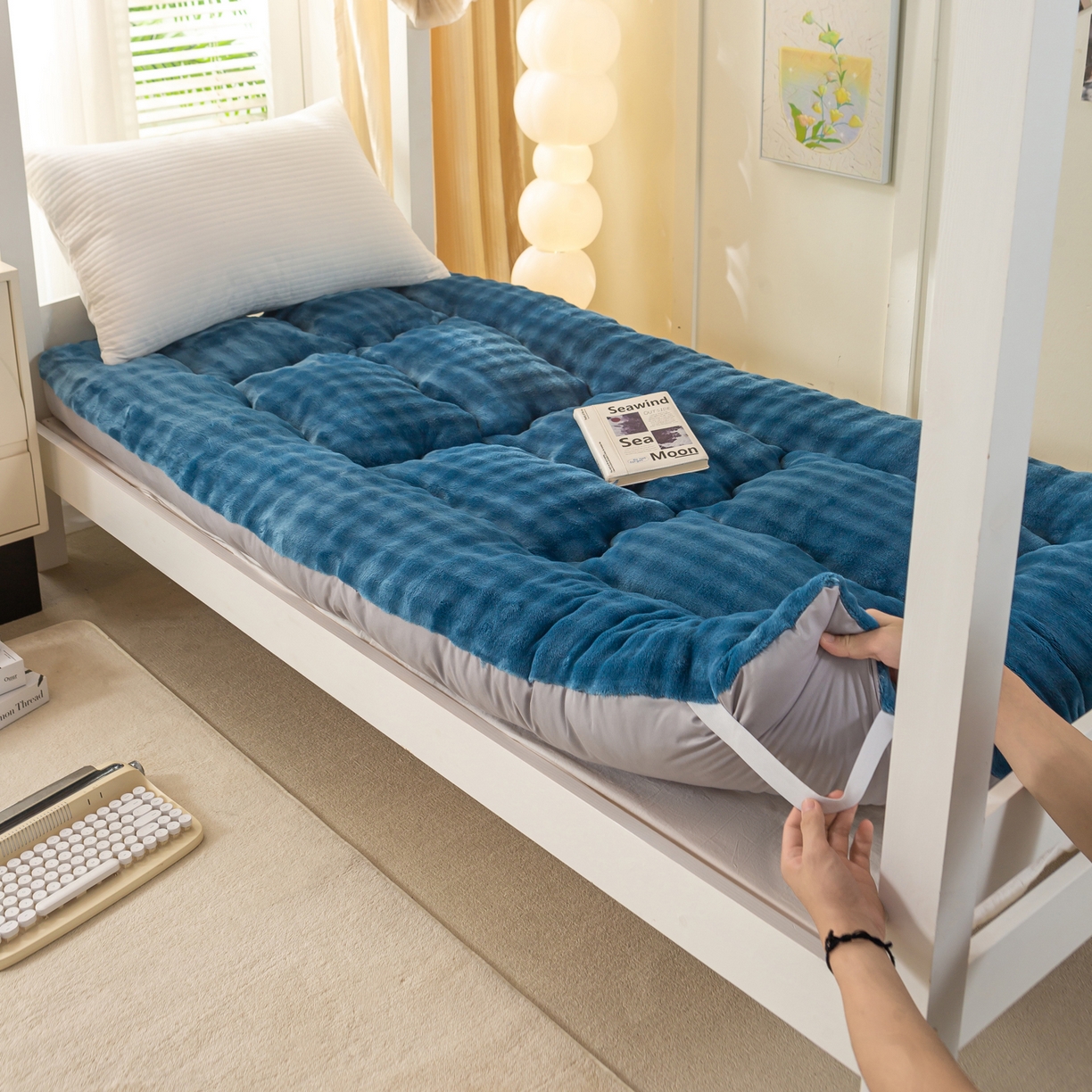 91家纺网 家纺一手货源 找家纺 枋梢家纺 2025新款高克重牛奶兔毛绒学生床垫 月光蓝