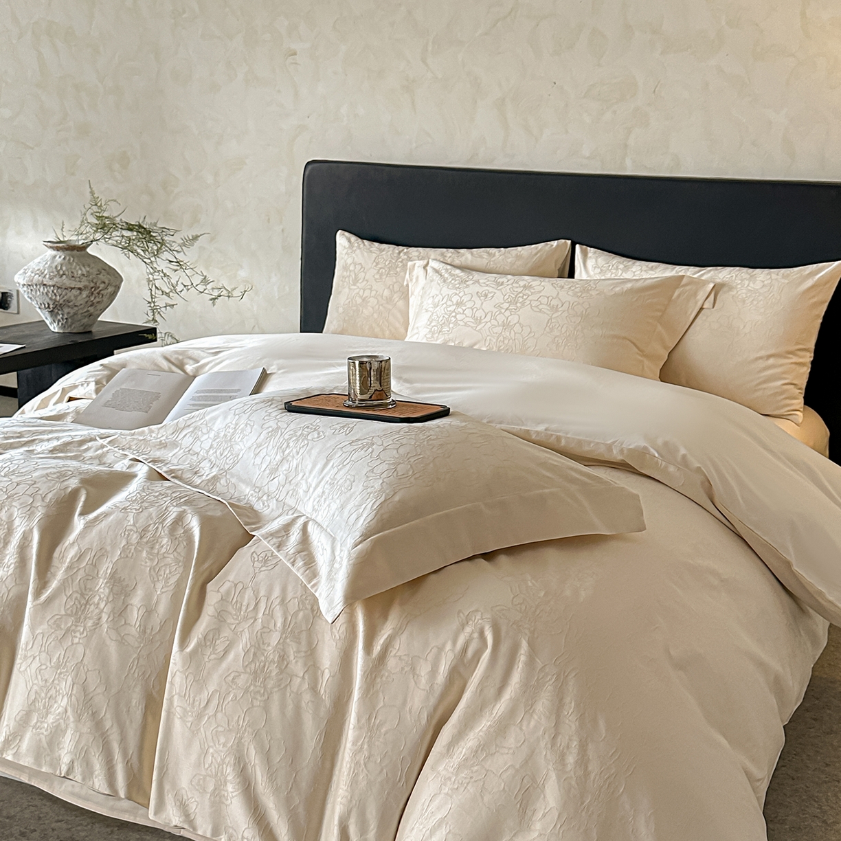 91家纺网 家纺一手货源 找家纺 舒慕家纺 2025新款100支长绒棉浮雕提花四件套 梦兰-白