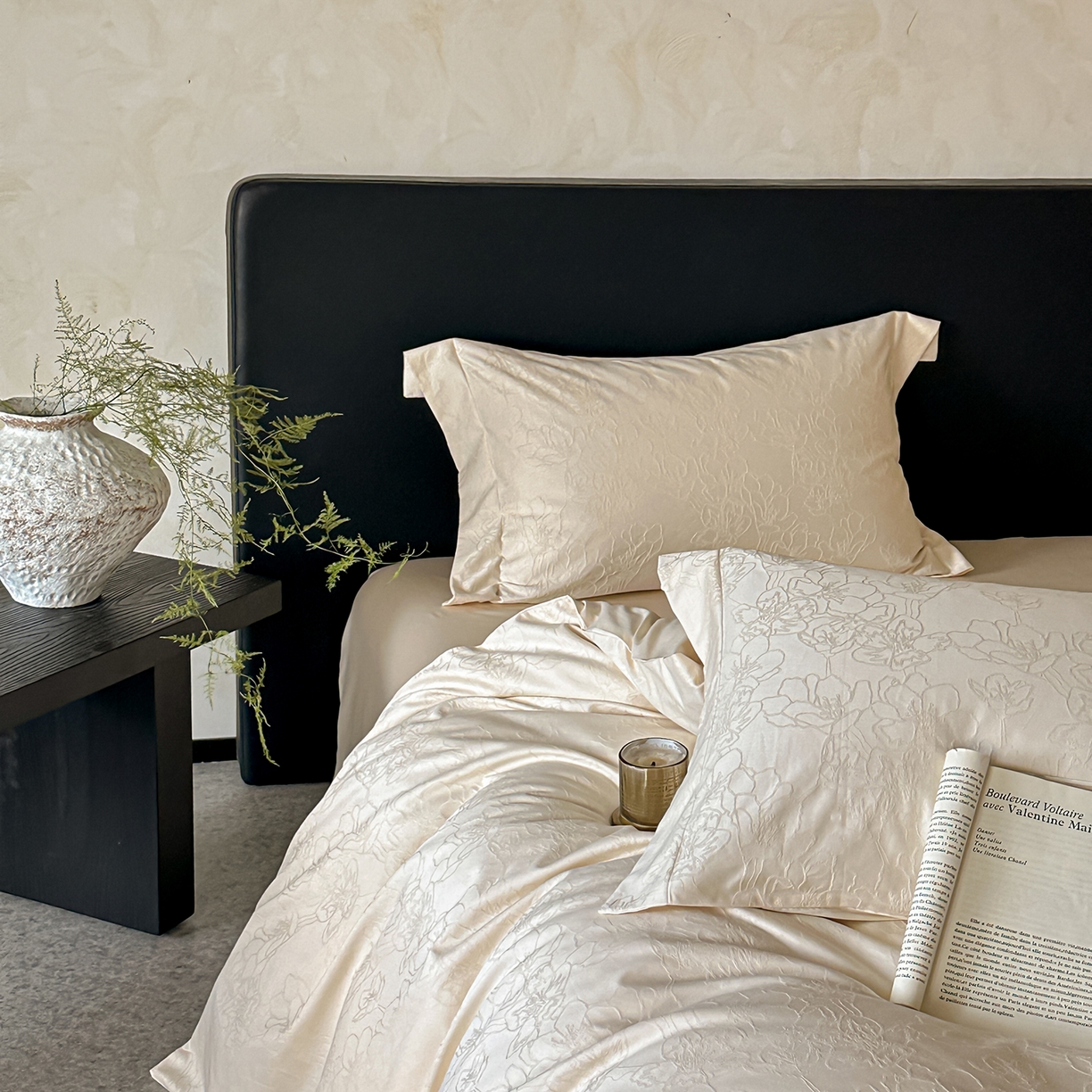 91家纺网 家纺一手货源 找家纺 舒慕家纺 2025新款100支长绒棉浮雕提花四件套 梦兰-白