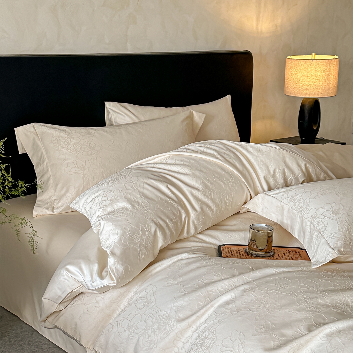 91家纺网 家纺一手货源 找家纺 舒慕家纺 2025新款100支长绒棉浮雕提花四件套 梦兰-白