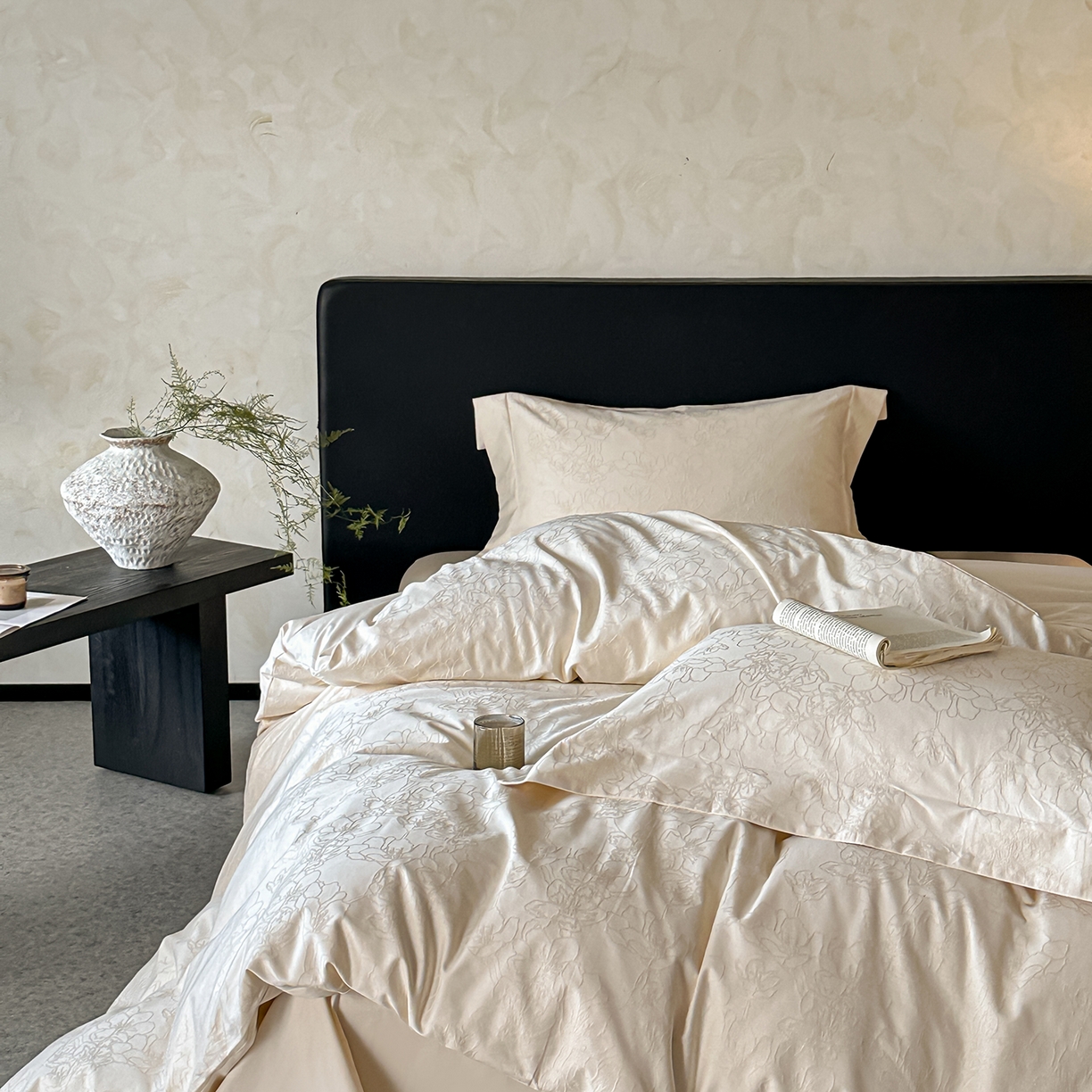 91家纺网 家纺一手货源 找家纺 舒慕家纺 2025新款100支长绒棉浮雕提花四件套 梦兰-白