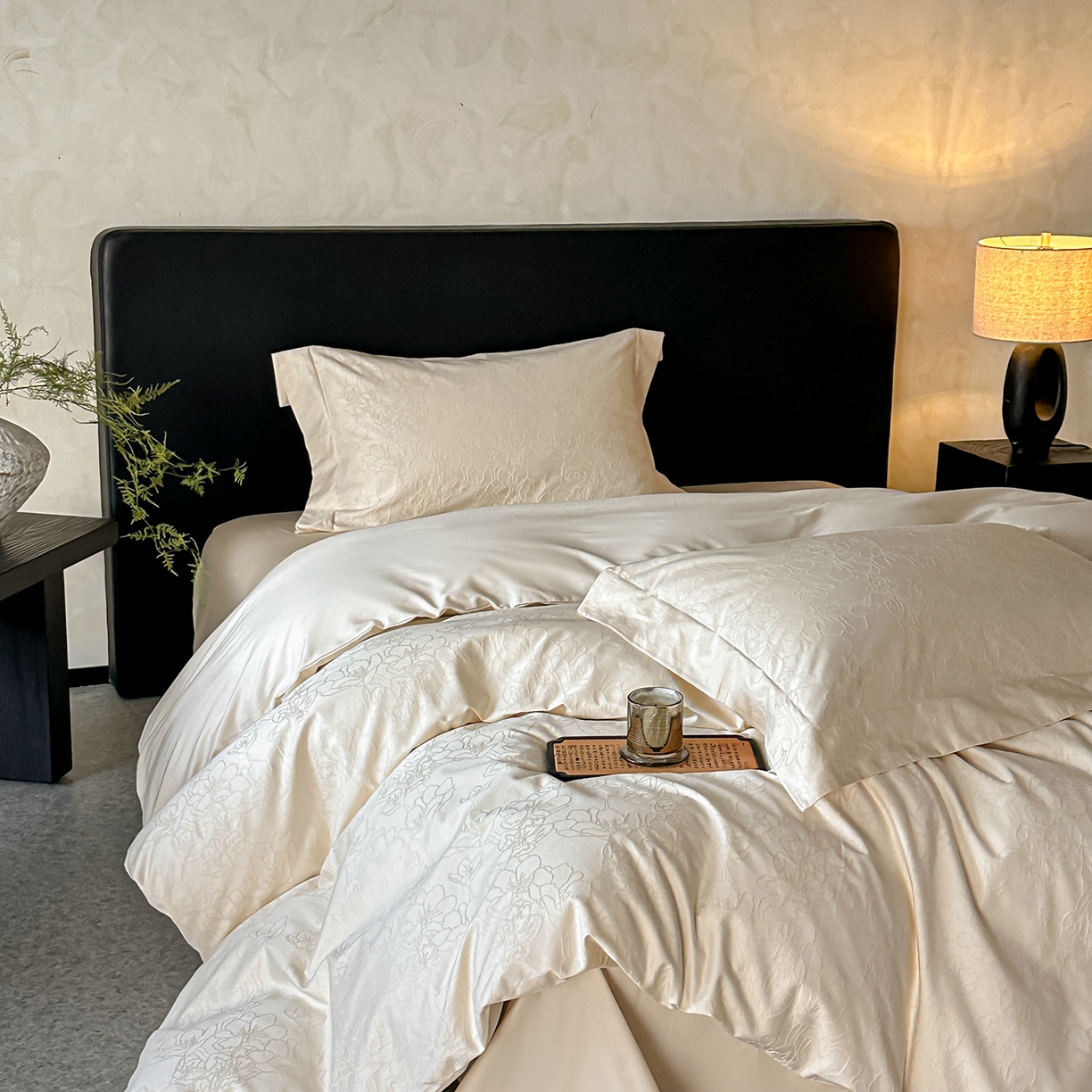 91家纺网 家纺一手货源 找家纺 舒慕家纺 2025新款100支长绒棉浮雕提花四件套 梦兰-白