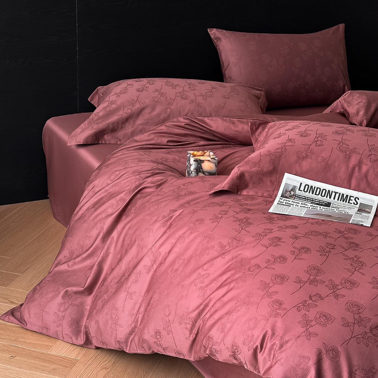 91家纺网 家纺一手货源 找家纺 舒慕家纺 2025新款100支长绒棉浮雕提花四件套 恬静花开