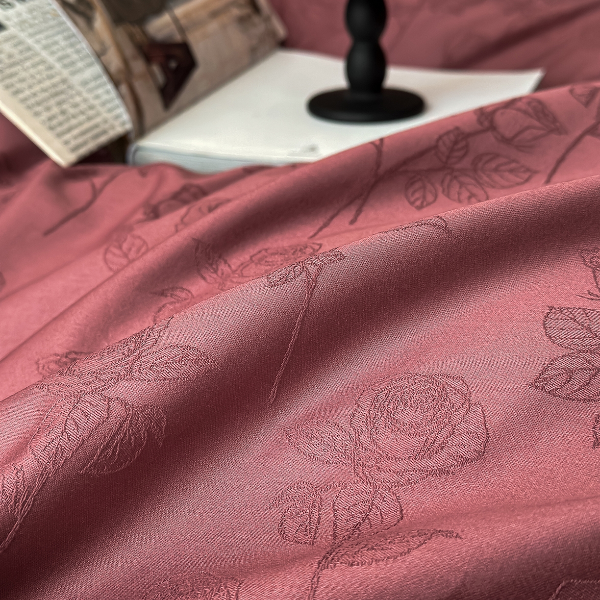 91家纺网 家纺一手货源 找家纺 舒慕家纺 2025新款100支长绒棉浮雕提花四件套 恬静花开