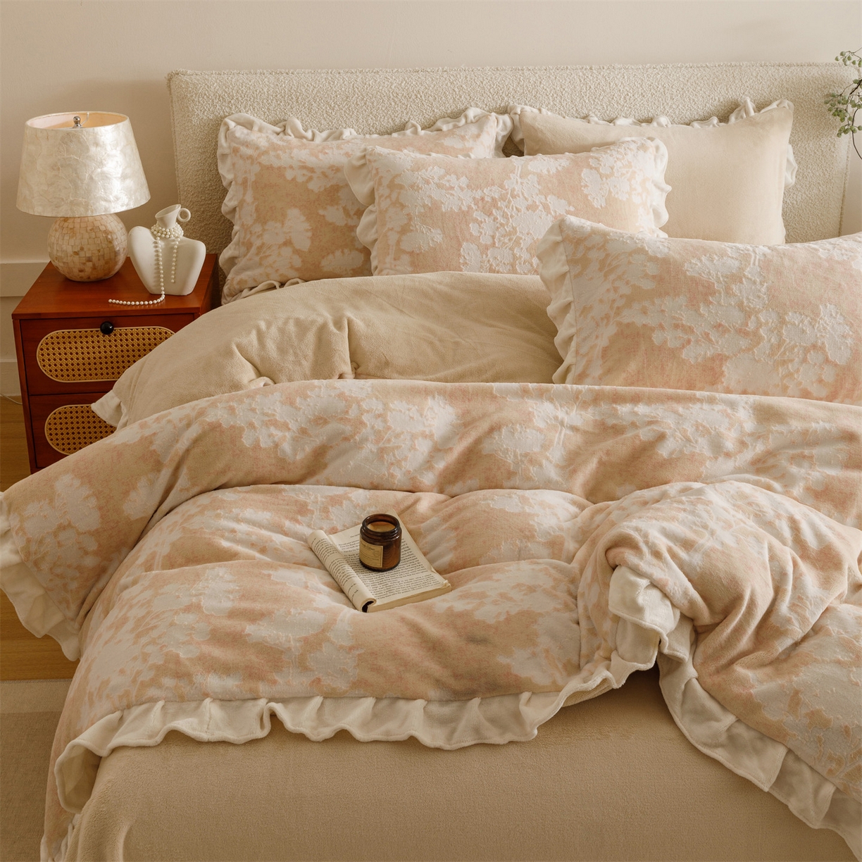 91家纺网 家纺一手货源 找家纺 趣色家纺 2025秋冬新款韩风小清新花边牛奶绒立体烂花四件套 梦幻森林-粉