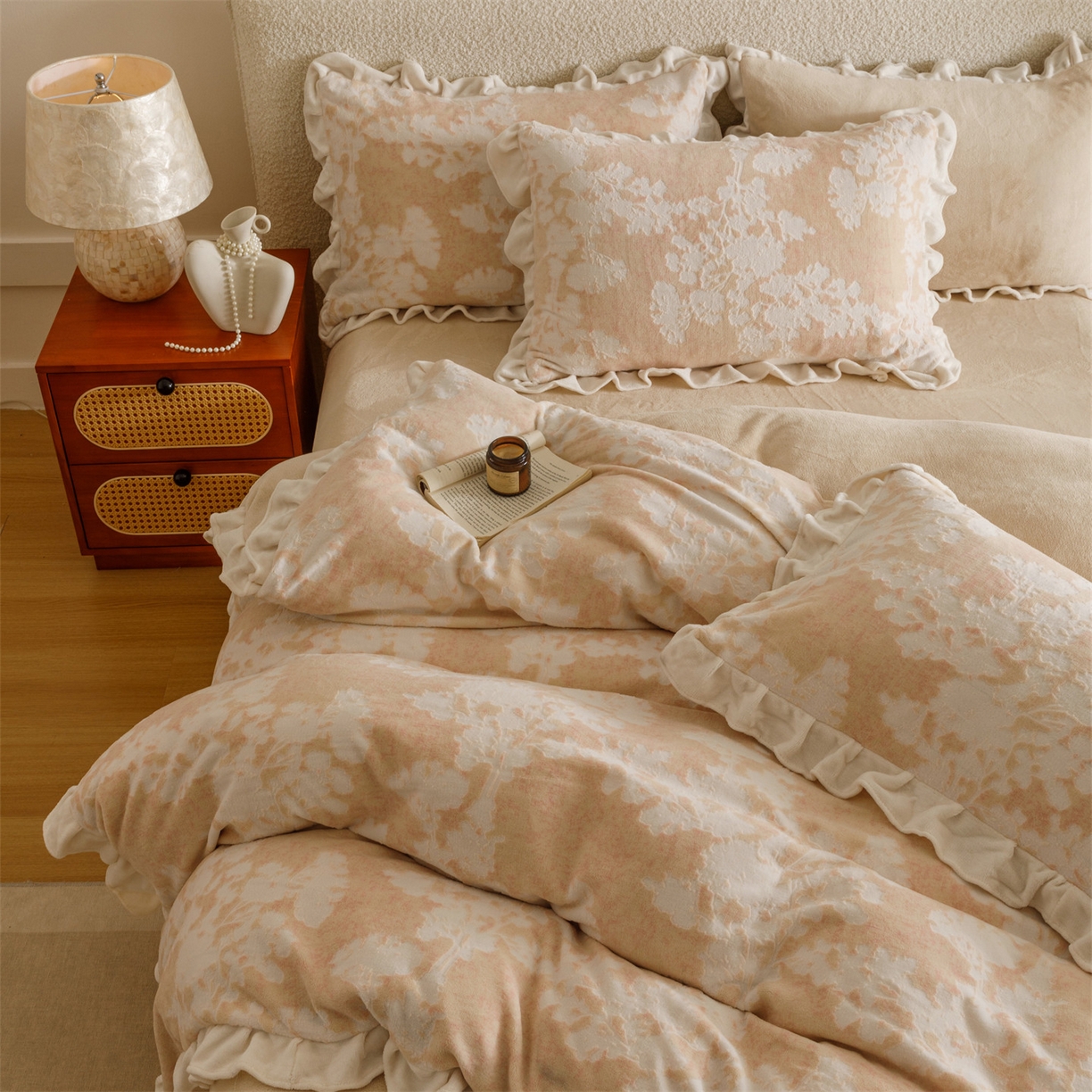 91家纺网 家纺一手货源 找家纺 趣色家纺 2025秋冬新款韩风小清新花边牛奶绒立体烂花四件套 梦幻森林-粉