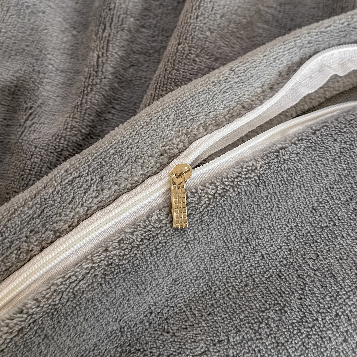 91家纺网 家纺一手货源 找家纺 首选家纺 2025新款加厚牛奶绒单被套系列 罗曼灰