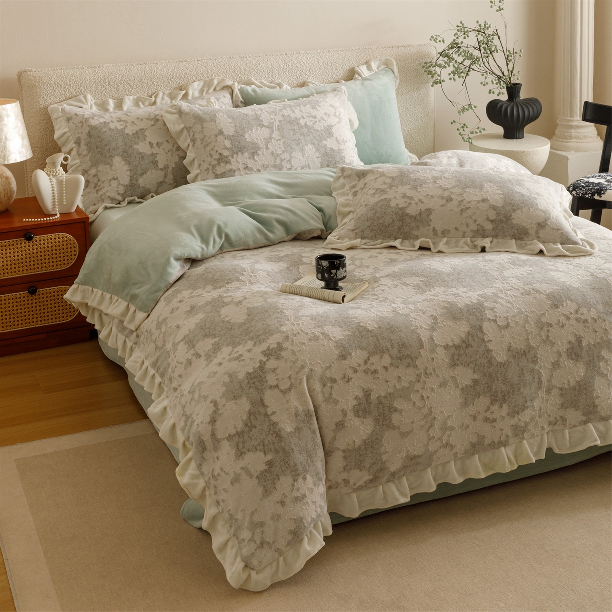 91家纺网 家纺一手货源 找家纺 趣色家纺 2025秋冬新款韩风小清新花边牛奶绒立体烂花四件套 梦幻森林-绿