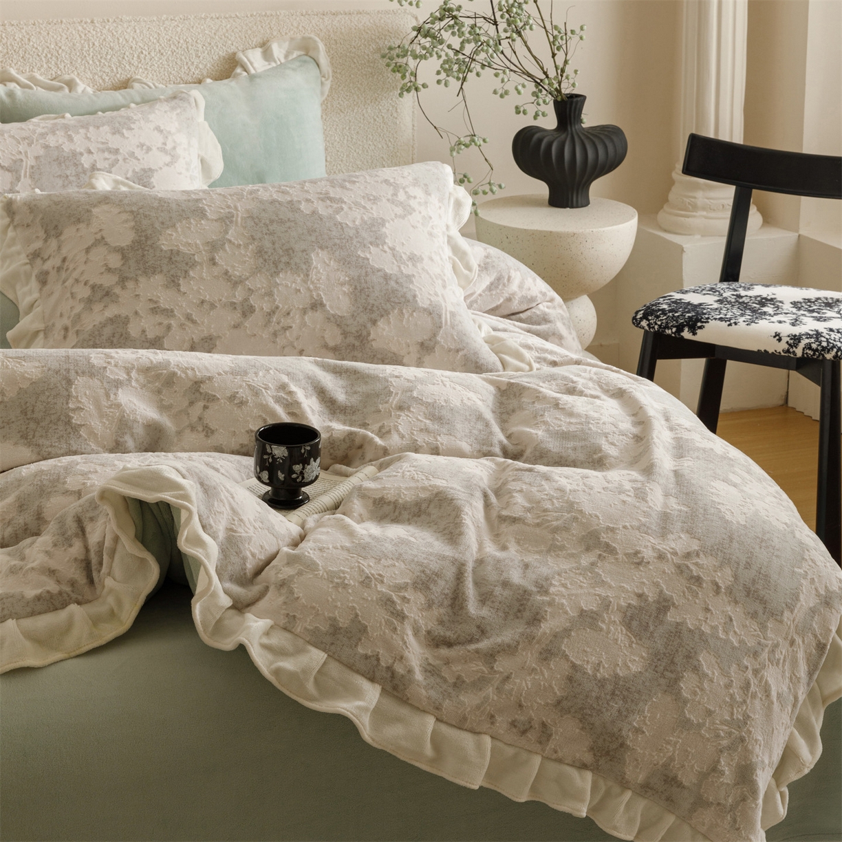 91家纺网 家纺一手货源 找家纺 趣色家纺 2025秋冬新款韩风小清新花边牛奶绒立体烂花四件套 梦幻森林-绿