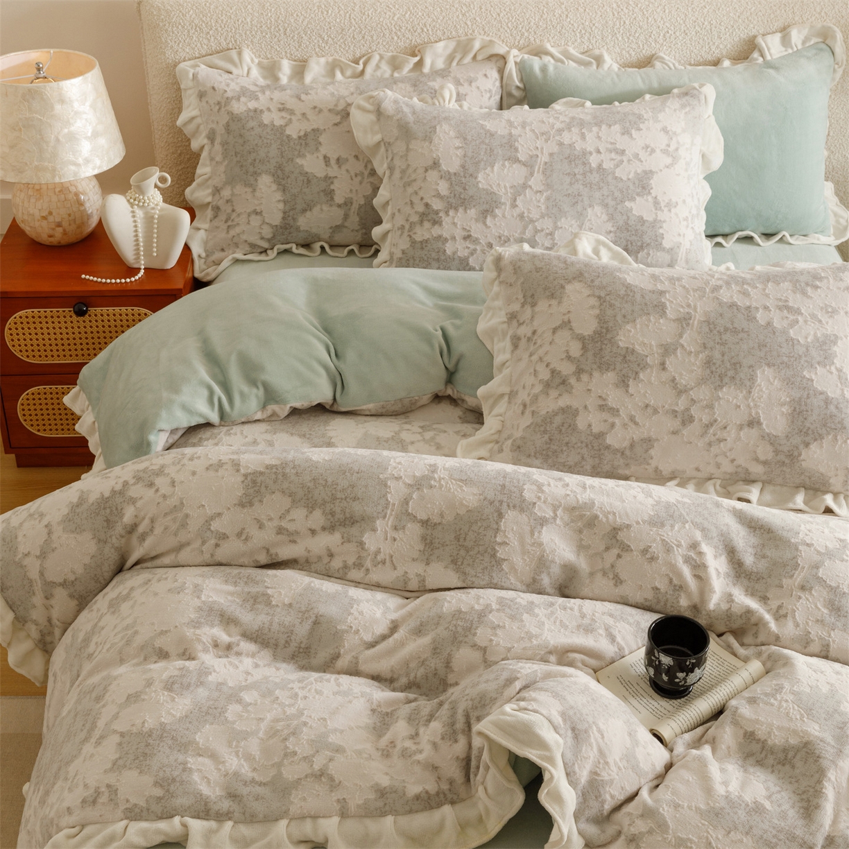 91家纺网 家纺一手货源 找家纺 趣色家纺 2025秋冬新款韩风小清新花边牛奶绒立体烂花四件套 梦幻森林-绿