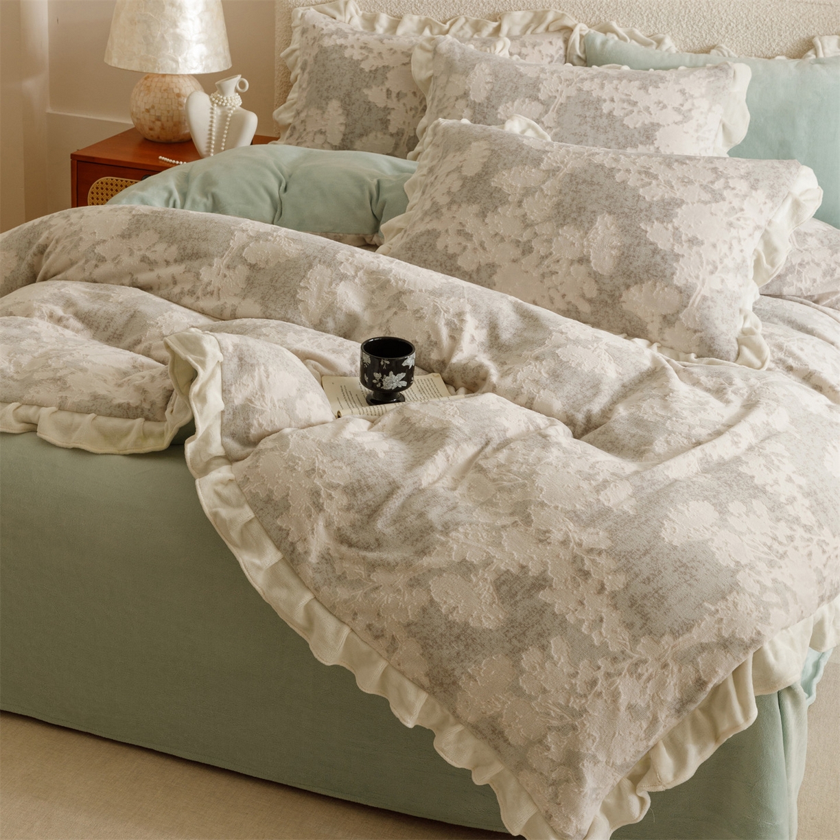 91家纺网 家纺一手货源 找家纺 趣色家纺 2025秋冬新款韩风小清新花边牛奶绒立体烂花四件套 梦幻森林-绿