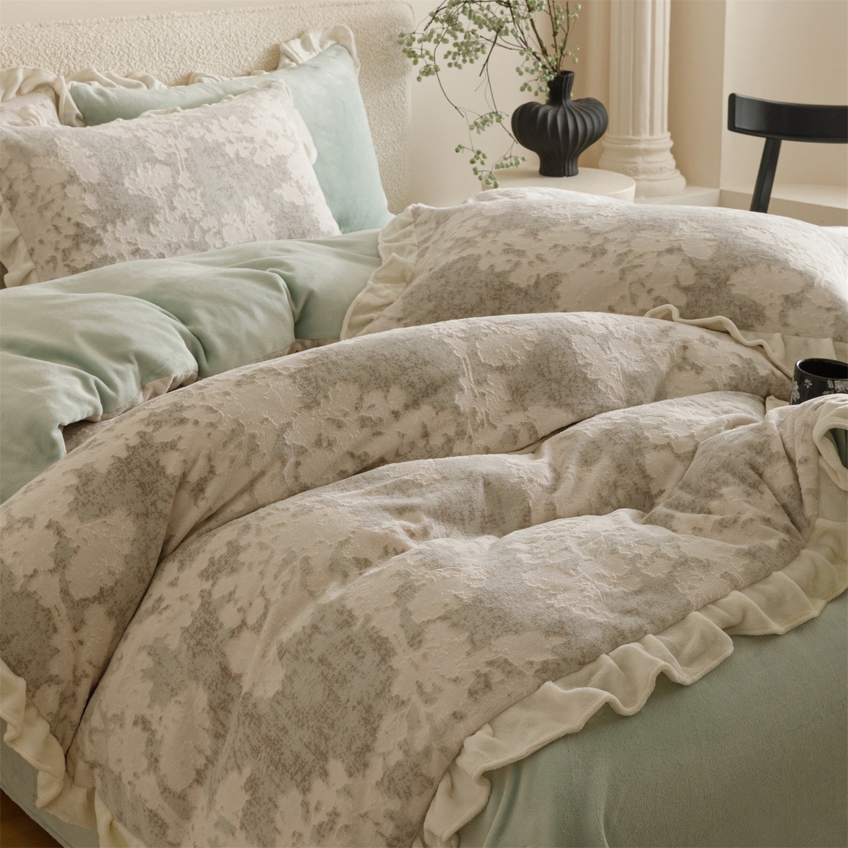 91家纺网 家纺一手货源 找家纺 趣色家纺 2025秋冬新款韩风小清新花边牛奶绒立体烂花四件套 梦幻森林-绿