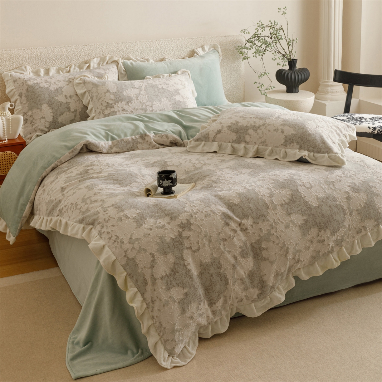 91家纺网 家纺一手货源 找家纺 趣色家纺 2025秋冬新款韩风小清新花边牛奶绒立体烂花四件套 梦幻森林-绿