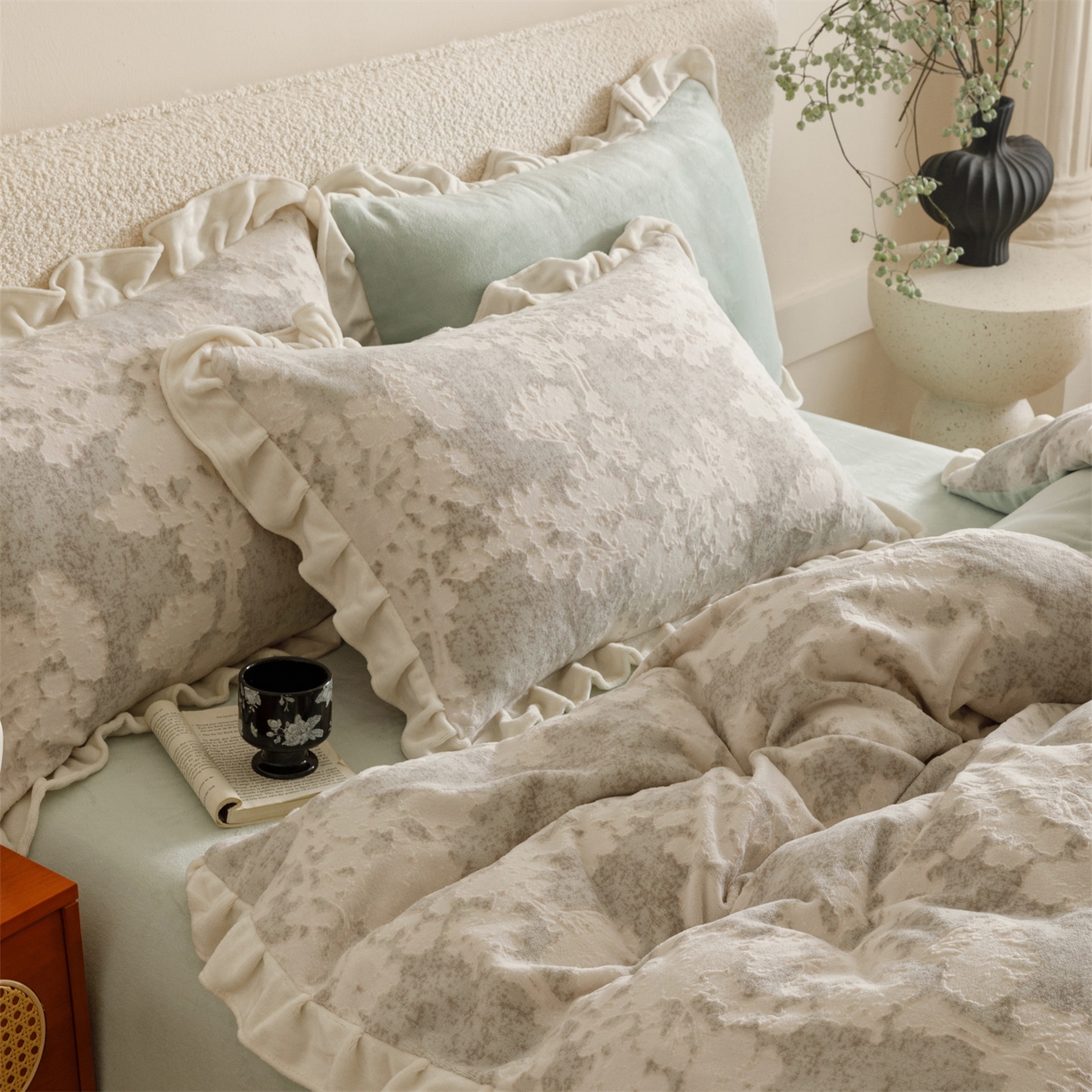 91家纺网 家纺一手货源 找家纺 趣色家纺 2025秋冬新款韩风小清新花边牛奶绒立体烂花四件套 梦幻森林-绿