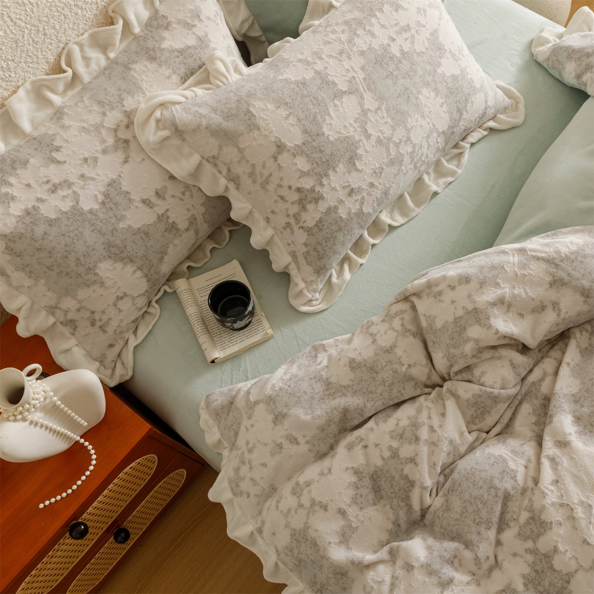 91家纺网 家纺一手货源 找家纺 趣色家纺 2025秋冬新款韩风小清新花边牛奶绒立体烂花四件套 梦幻森林-绿