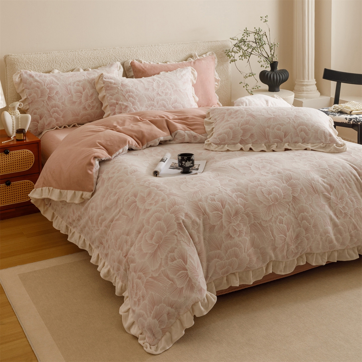 91家纺网 家纺一手货源 找家纺 趣色家纺 2025秋冬新款韩风小清新花边牛奶绒立体烂花四件套 百花绽放-粉