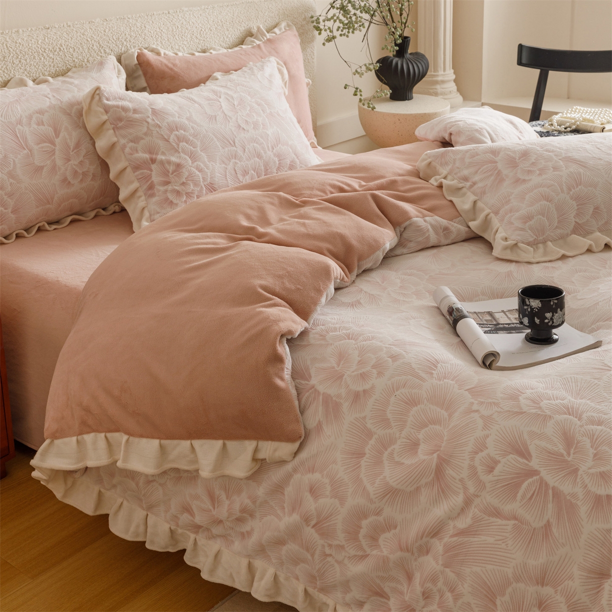 91家纺网 家纺一手货源 找家纺 趣色家纺 2025秋冬新款韩风小清新花边牛奶绒立体烂花四件套 百花绽放-粉